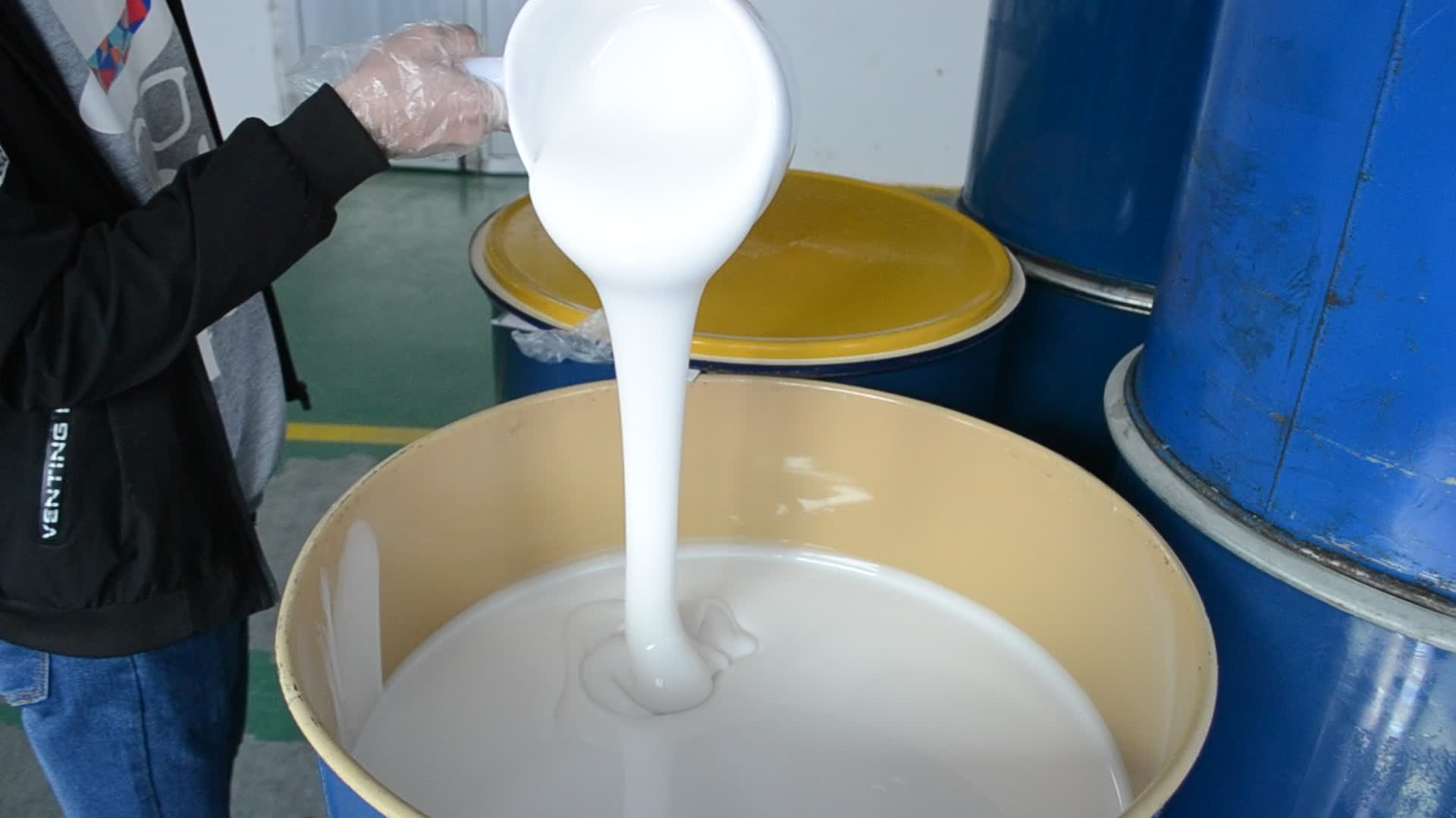 選購模具硅膠如何適應(yīng)小批量與大批量生產(chǎn)的靈活需求？